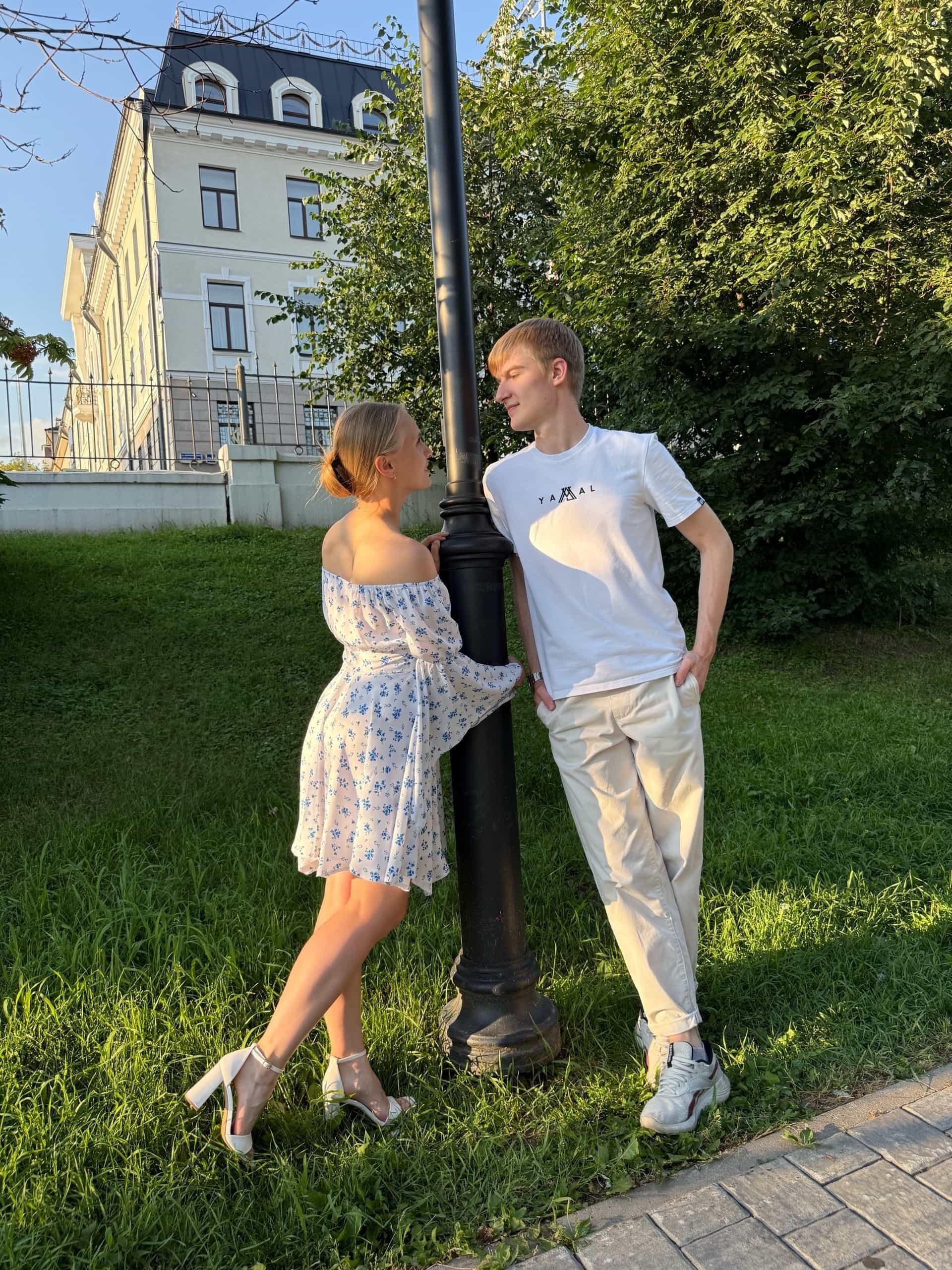 Смотрим друг на друга у фонаря