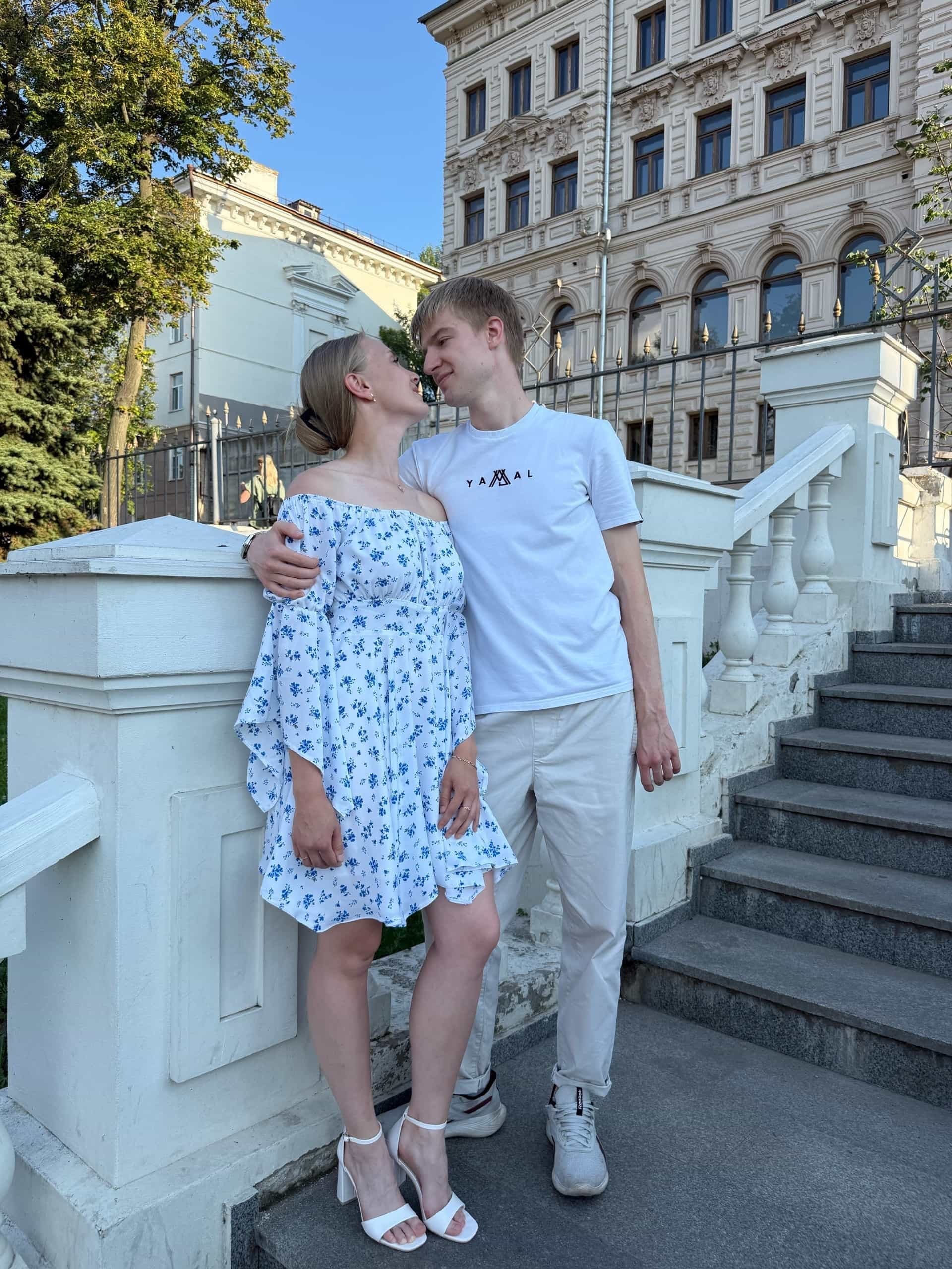 Обнимаемся у белой лестницы